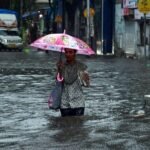 UP Weather Alert: अगले 24 घंटे उत्तर प्रदेश पर भारी, कई जिलों में रेड, ऑरेंज और येलो अलर्ट जारी