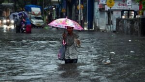 UP Weather Alert: अगले 24 घंटे उत्तर प्रदेश पर भारी, कई जिलों में रेड, ऑरेंज और येलो अलर्ट जारी